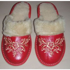 Meleg női papucs szőrme dísszel piros színben