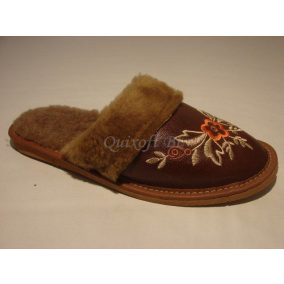   Hímzett női bőr házi papucs szőrme belsővel sötétbarna