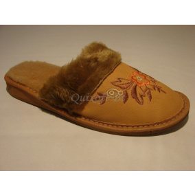   Hímzett női bőr szobapapucs szőrme belsővel világosbarna