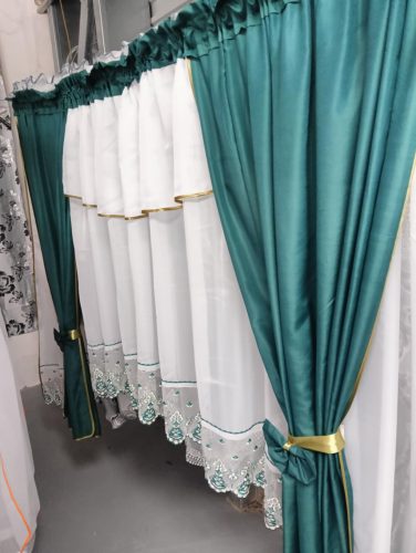 Elegáns zöld-fehér készfüggöny 400x150 cm hímzett díszítéssel